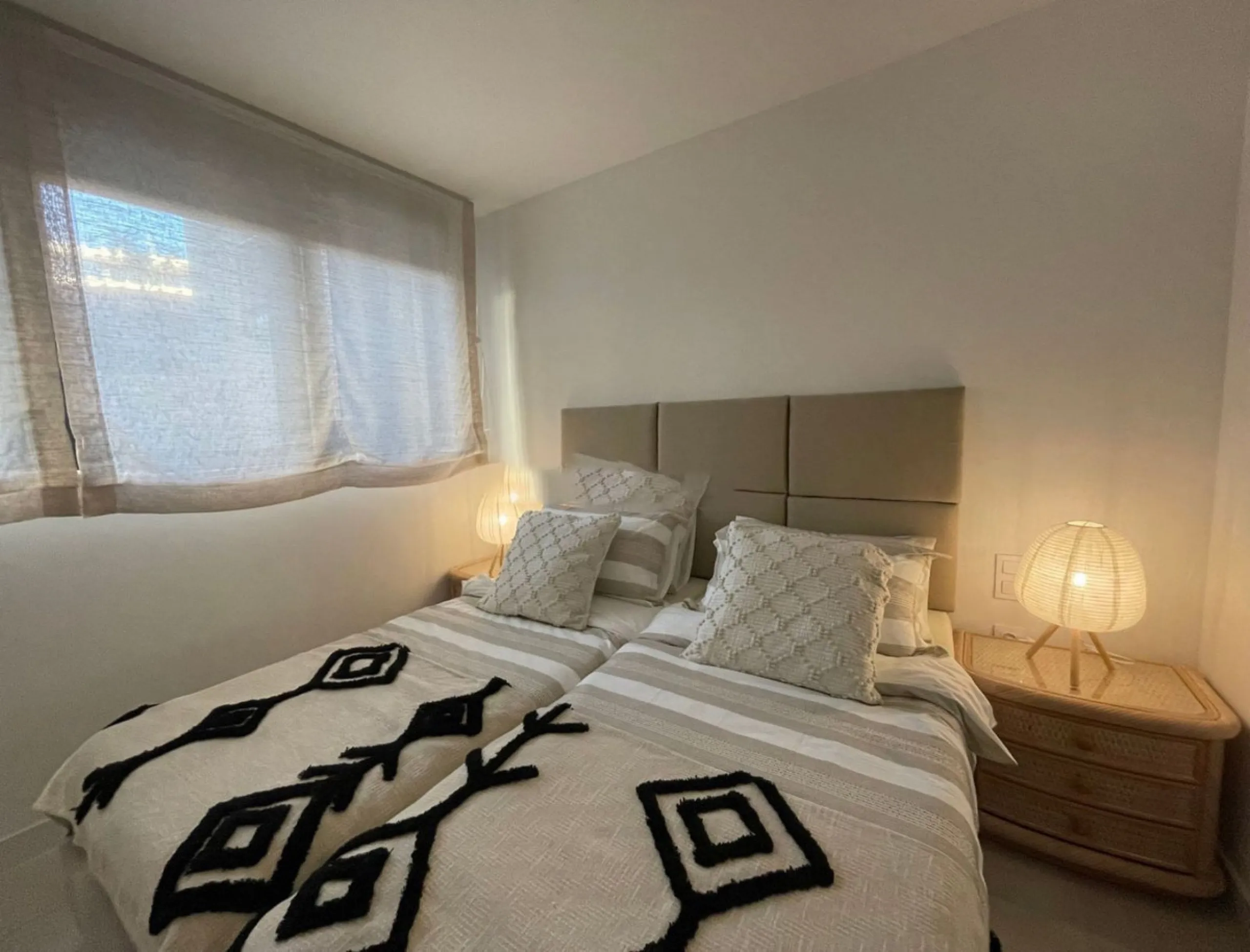 Luxurious and bright southwest facing apartment, spacious and modern, with a private garden of 158 m2 plus a covered terrace of 38 m, the urbanization has an indoor pool, sauna, Turkish bath and jacuzzi, with changing rooms, business center, 24 hour secur