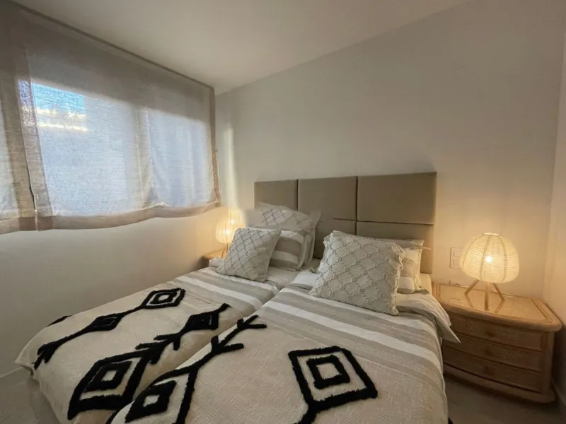 Luxurious and bright southwest facing apartment, spacious and modern, with a private garden of 158 m2 plus a covered terrace of 38 m, the urbanization has an indoor pool, sauna, Turkish bath and jacuzzi, with changing rooms, business center, 24 hour secur