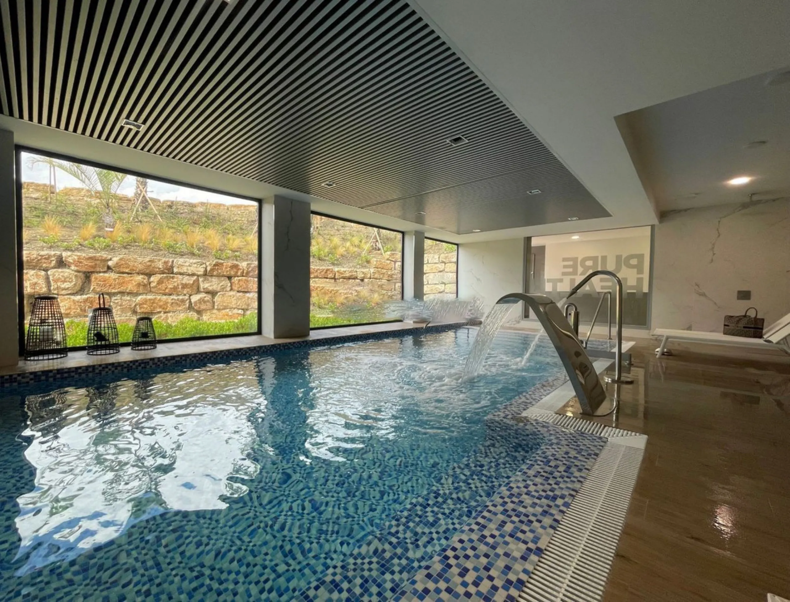 Luxurious and bright southwest facing apartment, spacious and modern, with a private garden of 158 m2 plus a covered terrace of 38 m, the urbanization has an indoor pool, sauna, Turkish bath and jacuzzi, with changing rooms, business center, 24 hour secur
