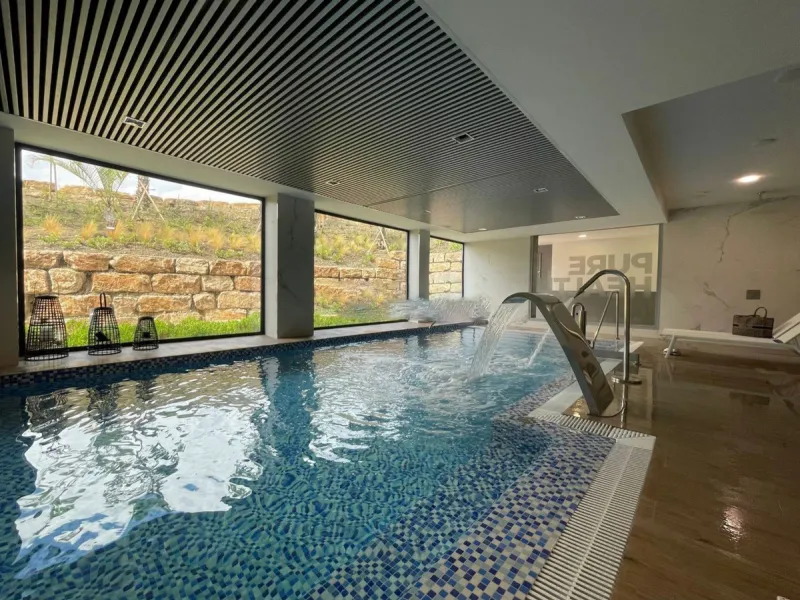 Luxurious and bright southwest facing apartment, spacious and modern, with a private garden of 158 m2 plus a covered terrace of 38 m, the urbanization has an indoor pool, sauna, Turkish bath and jacuzzi, with changing rooms, business center, 24 hour secur