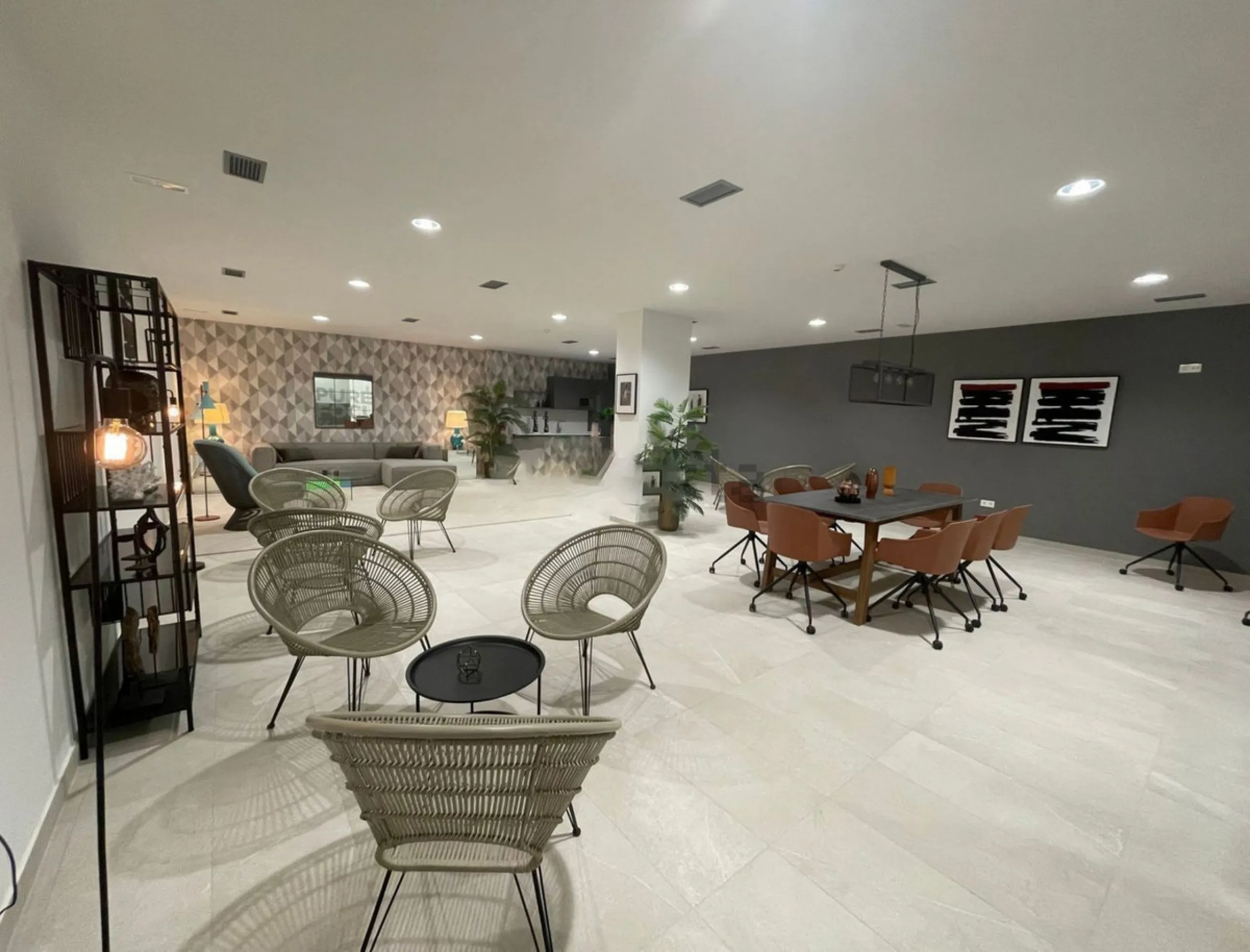 Luxurious and bright southwest facing apartment, spacious and modern, with a private garden of 158 m2 plus a covered terrace of 38 m, the urbanization has an indoor pool, sauna, Turkish bath and jacuzzi, with changing rooms, business center, 24 hour secur