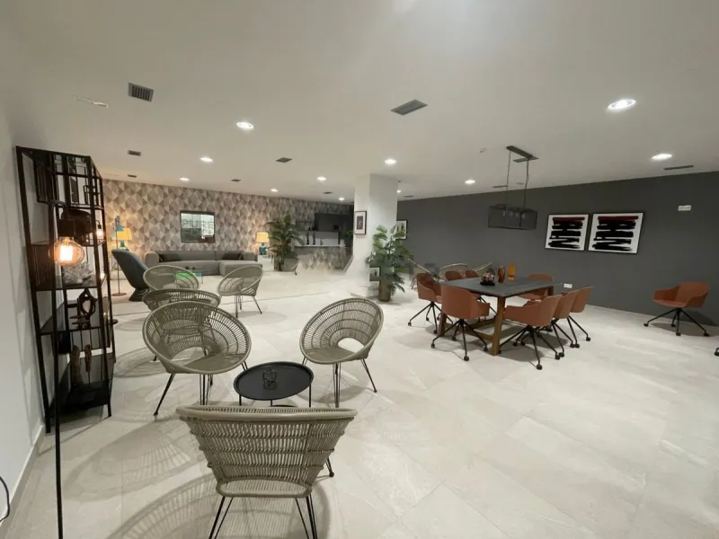 Luxurious and bright southwest facing apartment, spacious and modern, with a private garden of 158 m2 plus a covered terrace of 38 m, the urbanization has an indoor pool, sauna, Turkish bath and jacuzzi, with changing rooms, business center, 24 hour secur