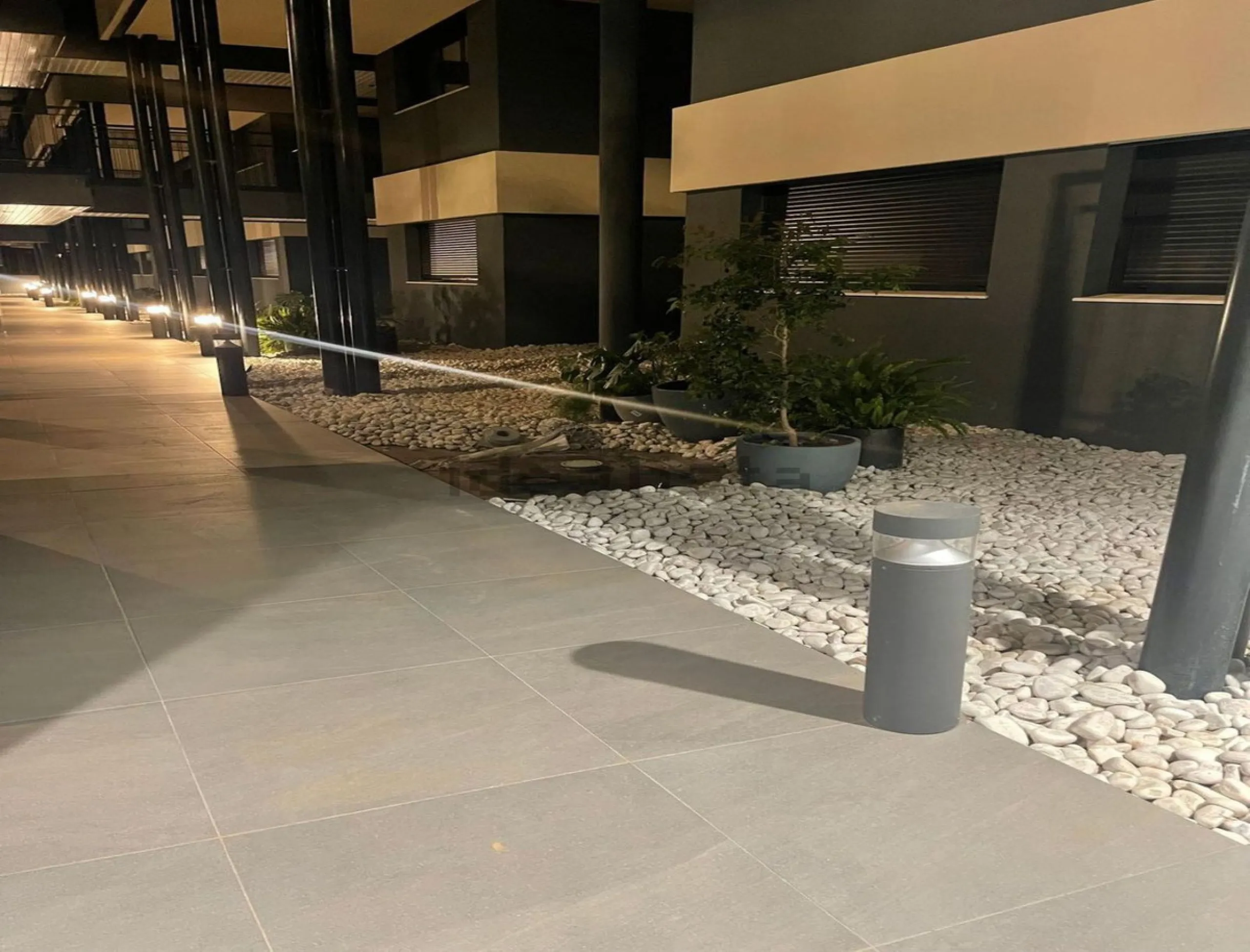 Luxurious and bright southwest facing apartment, spacious and modern, with a private garden of 158 m2 plus a covered terrace of 38 m, the urbanization has an indoor pool, sauna, Turkish bath and jacuzzi, with changing rooms, business center, 24 hour secur