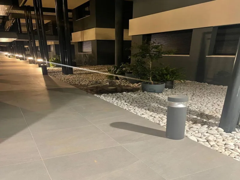 Luxurious and bright southwest facing apartment, spacious and modern, with a private garden of 158 m2 plus a covered terrace of 38 m, the urbanization has an indoor pool, sauna, Turkish bath and jacuzzi, with changing rooms, business center, 24 hour secur