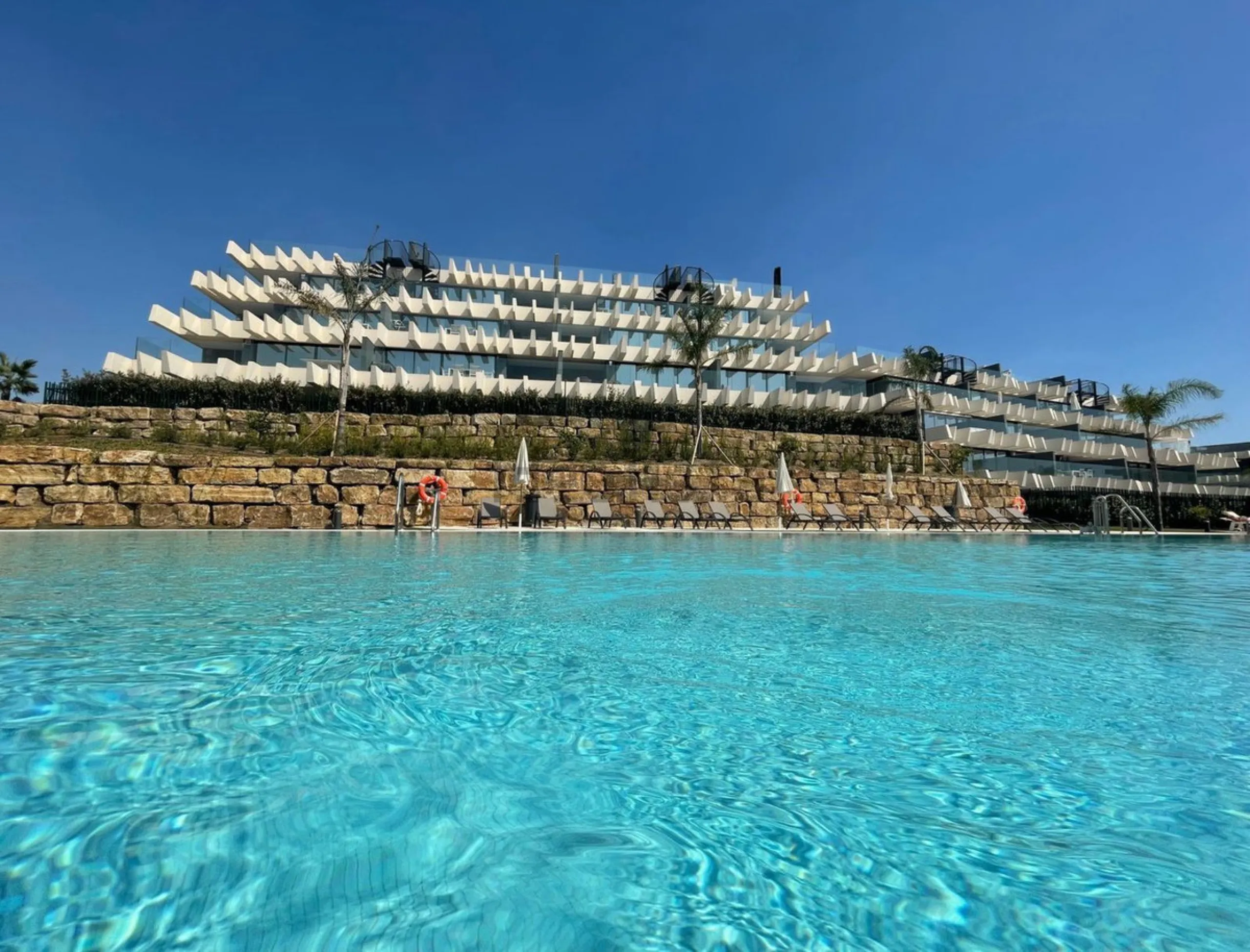 Luxurious and bright southwest facing apartment, spacious and modern, with a private garden of 158 m2 plus a covered terrace of 38 m, the urbanization has an indoor pool, sauna, Turkish bath and jacuzzi, with changing rooms, business center, 24 hour secur