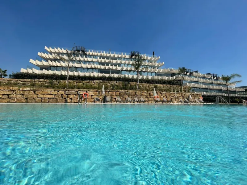 Luxurious and bright southwest facing apartment, spacious and modern, with a private garden of 158 m2 plus a covered terrace of 38 m, the urbanization has an indoor pool, sauna, Turkish bath and jacuzzi, with changing rooms, business center, 24 hour secur