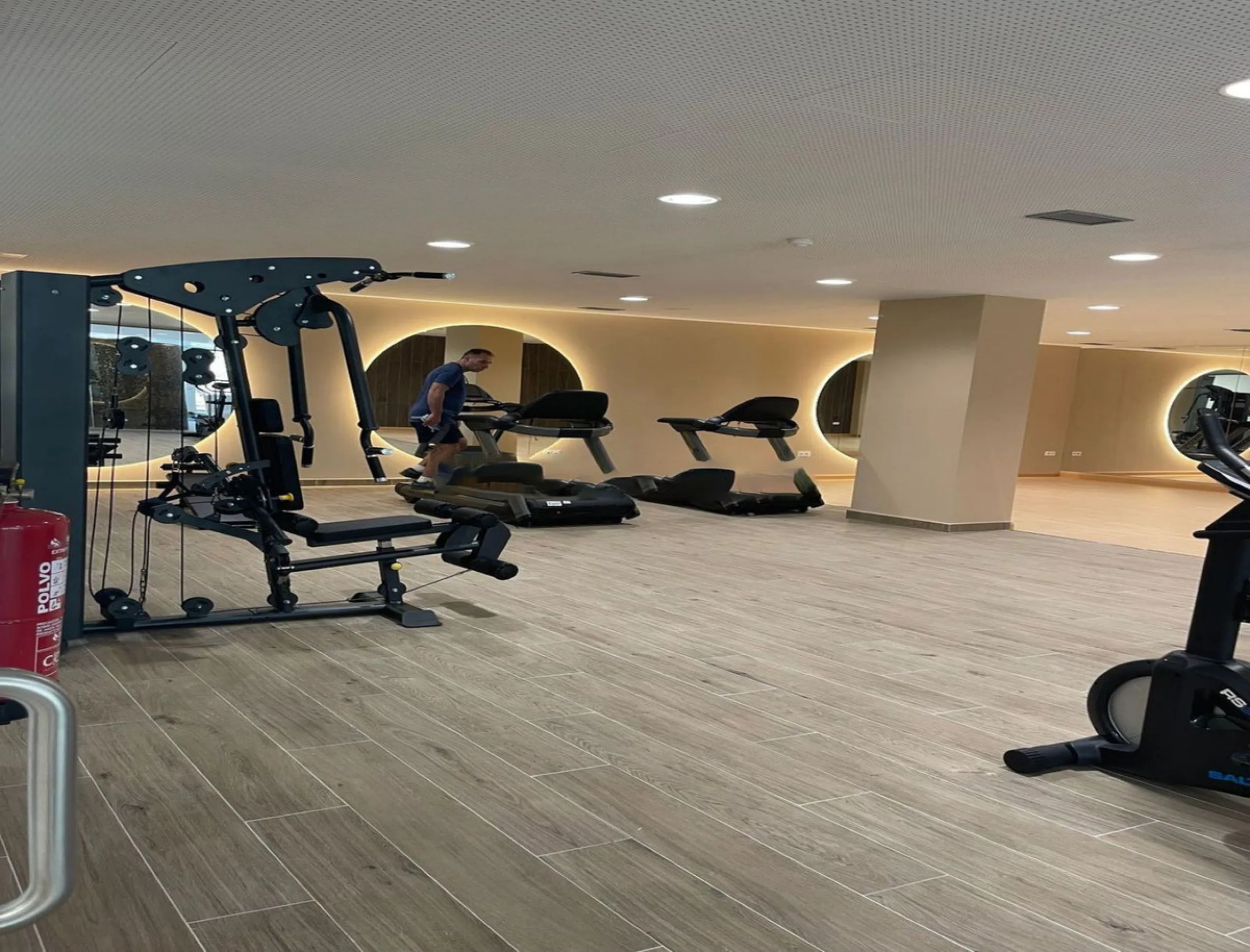 Luxurious and bright southwest facing apartment, spacious and modern, with a private garden of 158 m2 plus a covered terrace of 38 m, the urbanization has an indoor pool, sauna, Turkish bath and jacuzzi, with changing rooms, business center, 24 hour secur