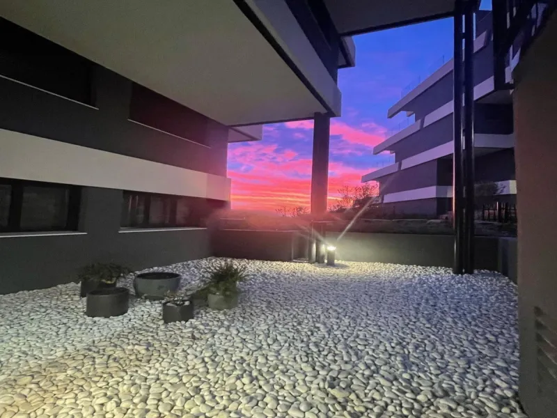 Luxurious and bright southwest facing apartment, spacious and modern, with a private garden of 158 m2 plus a covered terrace of 38 m, the urbanization has an indoor pool, sauna, Turkish bath and jacuzzi, with changing rooms, business center, 24 hour secur