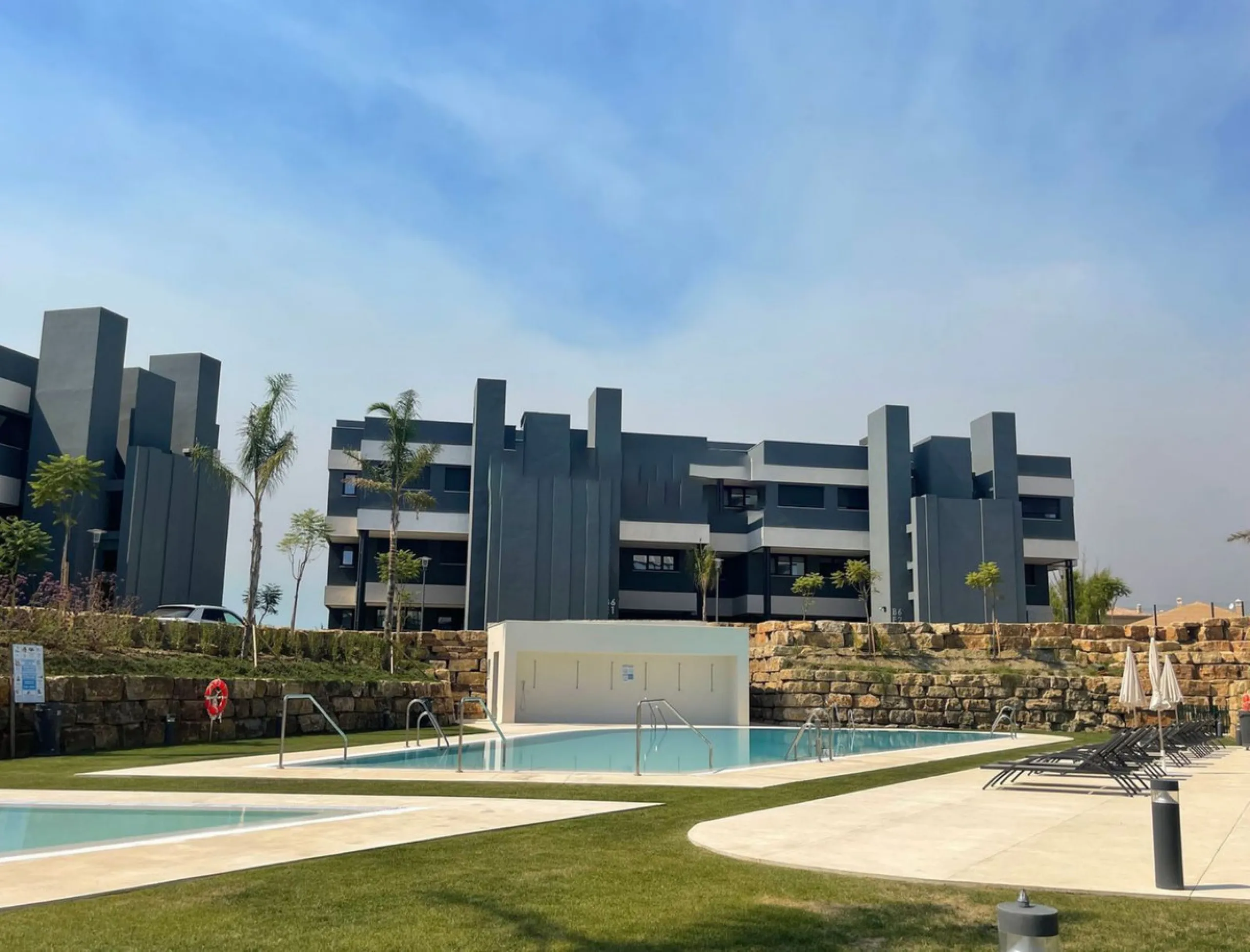 Luxurious and bright southwest facing apartment, spacious and modern, with a private garden of 158 m2 plus a covered terrace of 38 m, the urbanization has an indoor pool, sauna, Turkish bath and jacuzzi, with changing rooms, business center, 24 hour secur