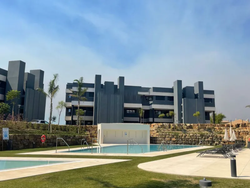 Luxurious and bright southwest facing apartment, spacious and modern, with a private garden of 158 m2 plus a covered terrace of 38 m, the urbanization has an indoor pool, sauna, Turkish bath and jacuzzi, with changing rooms, business center, 24 hour secur