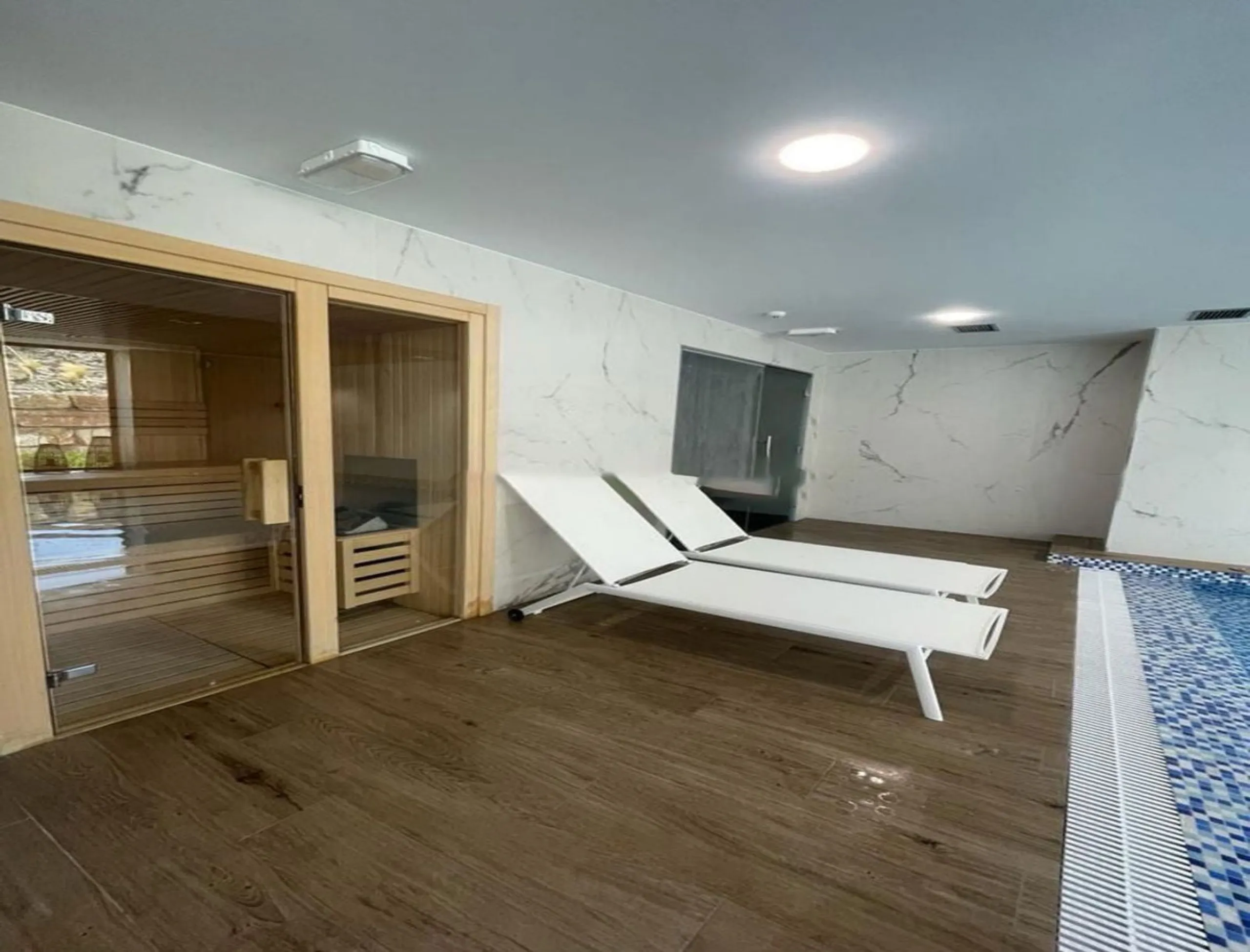 Luxurious and bright southwest facing apartment, spacious and modern, with a private garden of 158 m2 plus a covered terrace of 38 m, the urbanization has an indoor pool, sauna, Turkish bath and jacuzzi, with changing rooms, business center, 24 hour secur