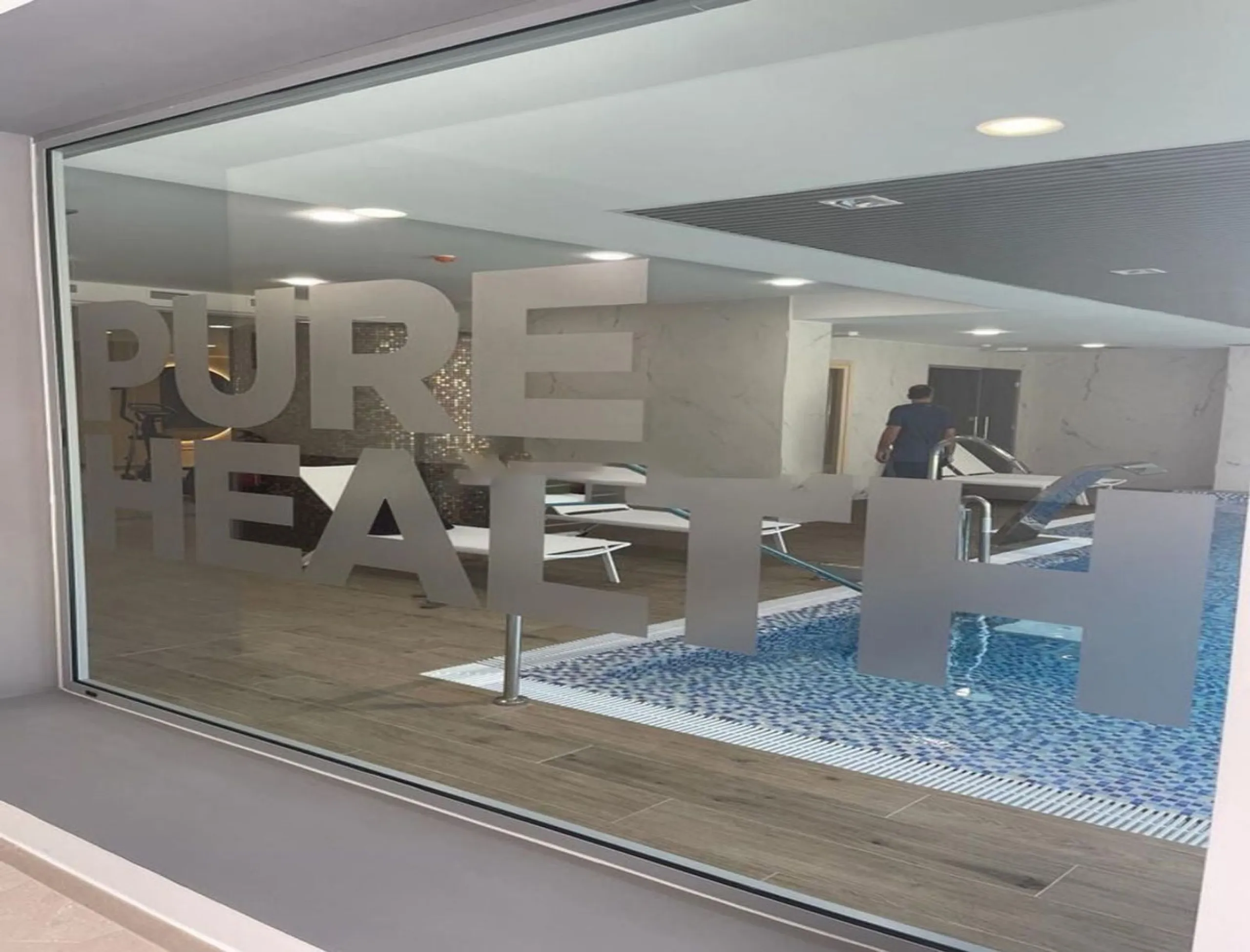 Luxurious and bright southwest facing apartment, spacious and modern, with a private garden of 158 m2 plus a covered terrace of 38 m, the urbanization has an indoor pool, sauna, Turkish bath and jacuzzi, with changing rooms, business center, 24 hour secur