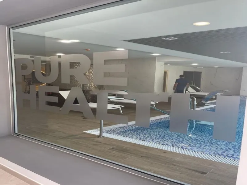 Luxurious and bright southwest facing apartment, spacious and modern, with a private garden of 158 m2 plus a covered terrace of 38 m, the urbanization has an indoor pool, sauna, Turkish bath and jacuzzi, with changing rooms, business center, 24 hour secur
