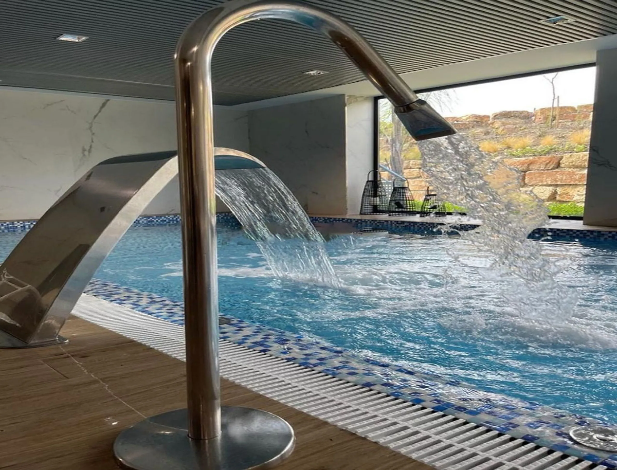 Luxurious and bright southwest facing apartment, spacious and modern, with a private garden of 158 m2 plus a covered terrace of 38 m, the urbanization has an indoor pool, sauna, Turkish bath and jacuzzi, with changing rooms, business center, 24 hour secur