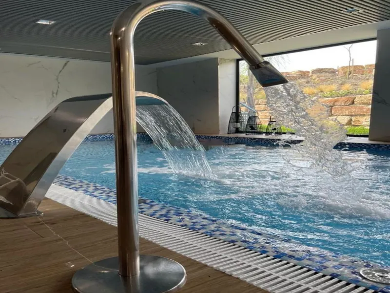 Luxurious and bright southwest facing apartment, spacious and modern, with a private garden of 158 m2 plus a covered terrace of 38 m, the urbanization has an indoor pool, sauna, Turkish bath and jacuzzi, with changing rooms, business center, 24 hour secur