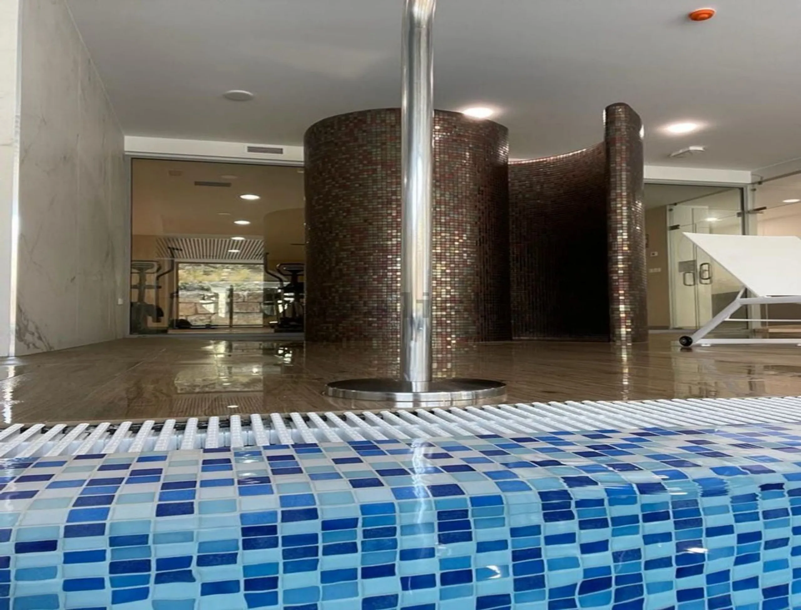 Luxurious and bright southwest facing apartment, spacious and modern, with a private garden of 158 m2 plus a covered terrace of 38 m, the urbanization has an indoor pool, sauna, Turkish bath and jacuzzi, with changing rooms, business center, 24 hour secur