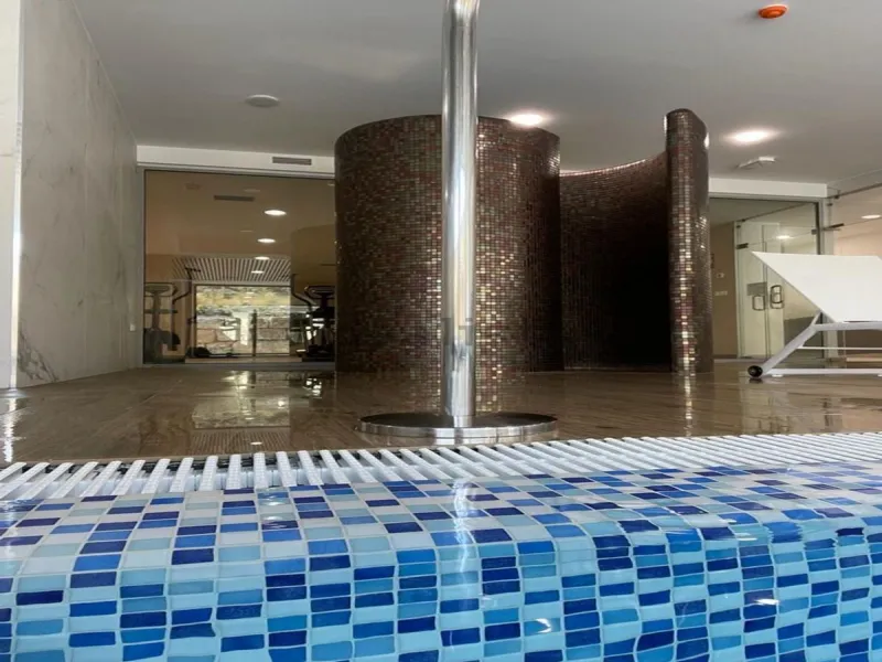 Luxurious and bright southwest facing apartment, spacious and modern, with a private garden of 158 m2 plus a covered terrace of 38 m, the urbanization has an indoor pool, sauna, Turkish bath and jacuzzi, with changing rooms, business center, 24 hour secur