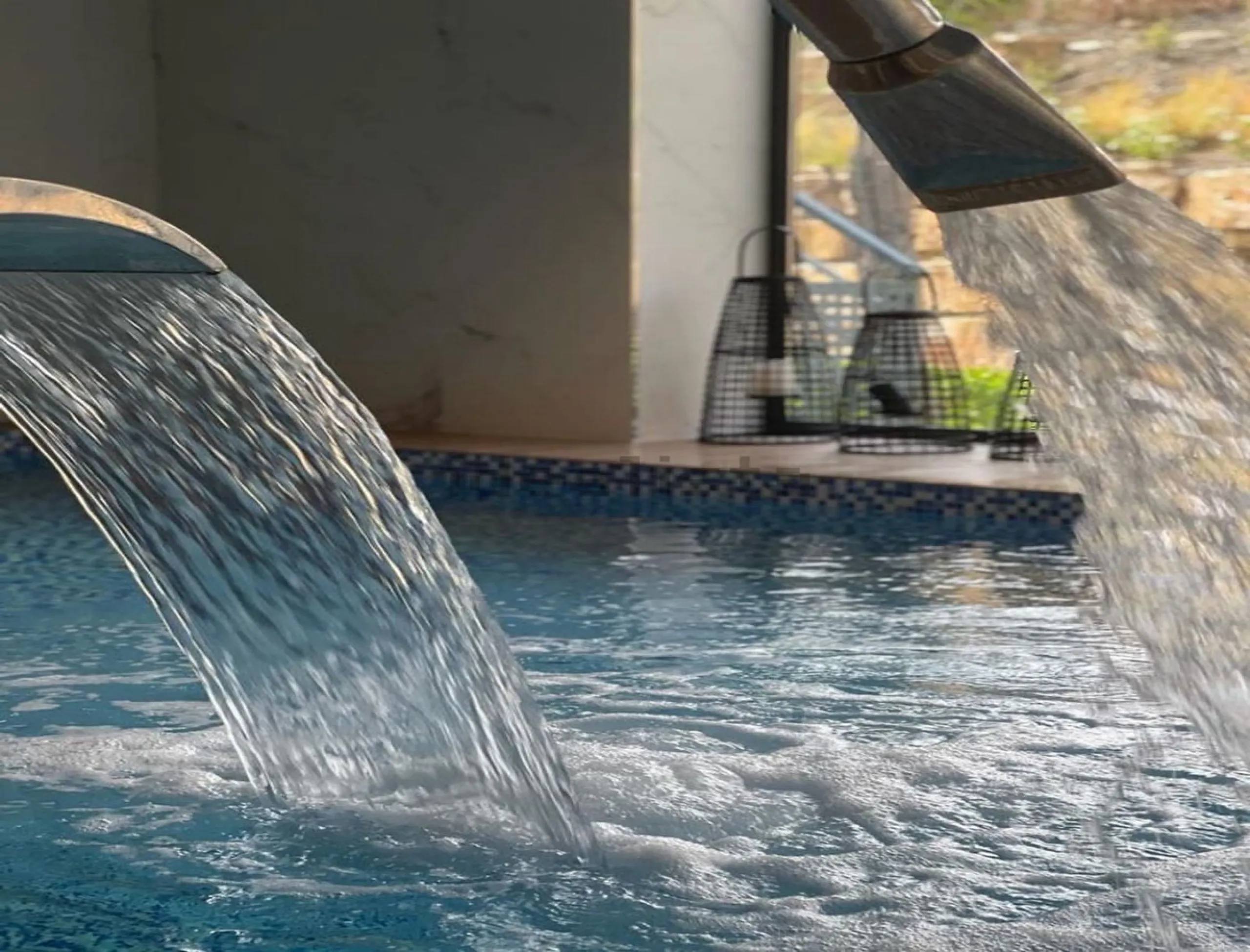 Luxurious and bright southwest facing apartment, spacious and modern, with a private garden of 158 m2 plus a covered terrace of 38 m, the urbanization has an indoor pool, sauna, Turkish bath and jacuzzi, with changing rooms, business center, 24 hour secur