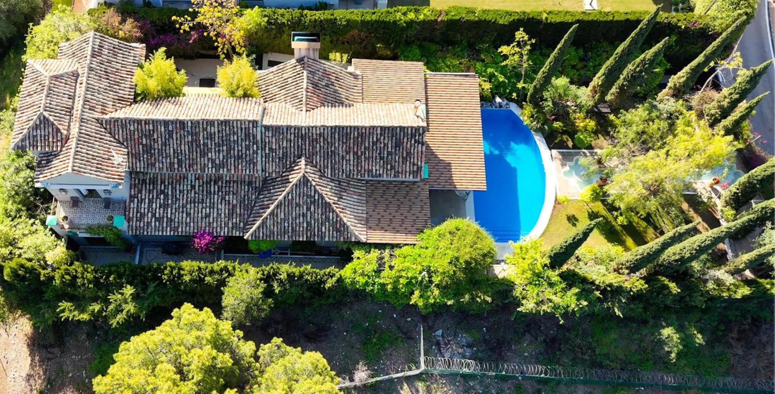 House - Detached Villa в продаже в Marbella, Málaga. В доме 5 спален и 6 ванных комнат. Площадь дома 587 м². Площадь участка 1018 м²