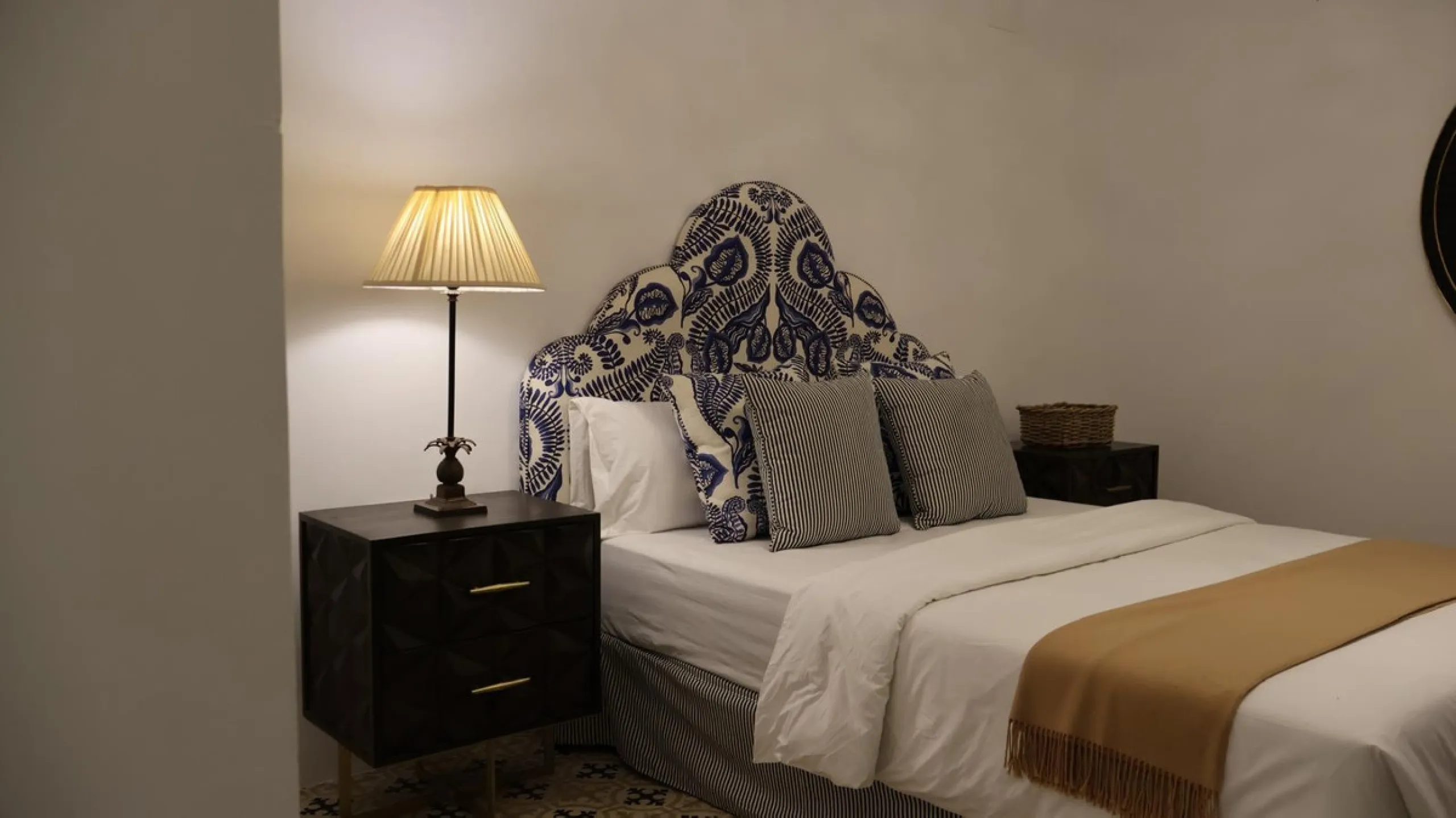 House - Detached Villa в продаже в Marbella, Málaga. В доме 5 спален и 6 ванных комнат. Площадь дома 587 м². Площадь участка 1018 м²