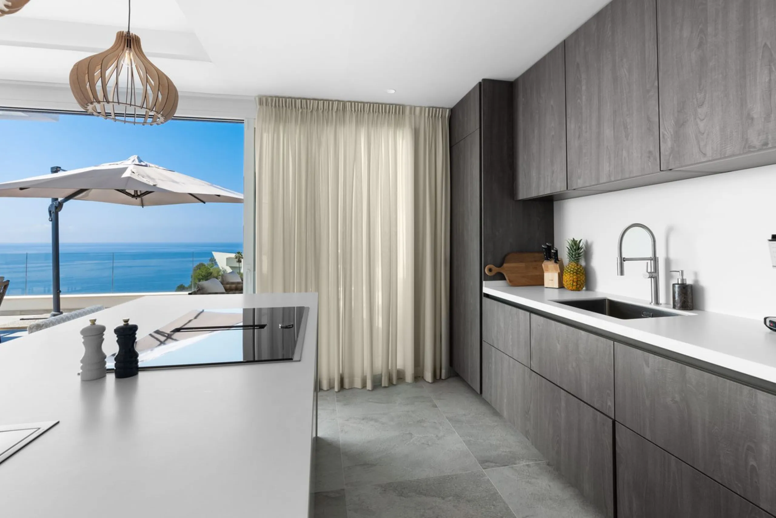 CORNER PENTHOUSE WITH PANORAMIC SEA VIEWS, PRIVATE ROOFTOP JACUZZI AND TOURIST LICENCE – BENALMÁDENA