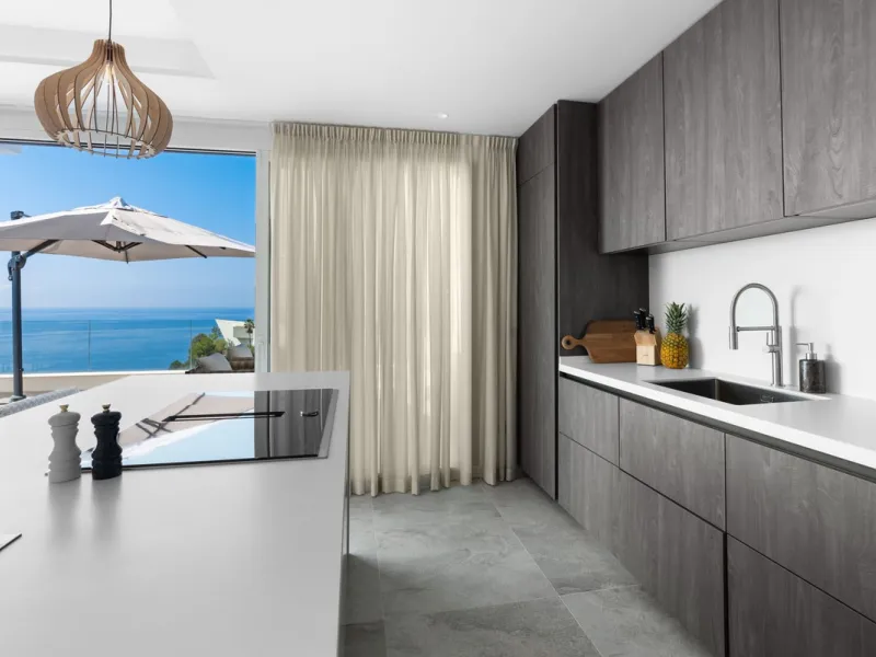 CORNER PENTHOUSE WITH PANORAMIC SEA VIEWS, PRIVATE ROOFTOP JACUZZI AND TOURIST LICENCE – BENALMÁDENA