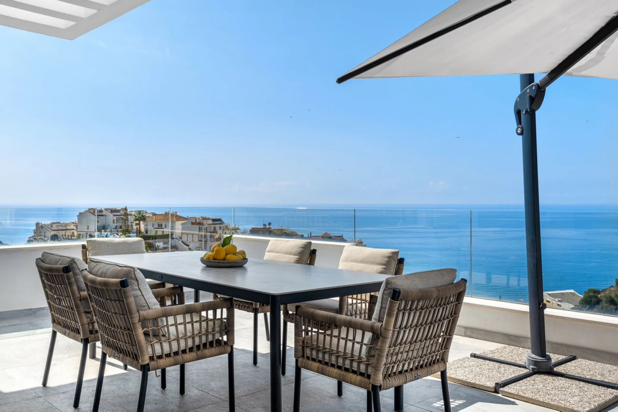 CORNER PENTHOUSE WITH PANORAMIC SEA VIEWS, PRIVATE ROOFTOP JACUZZI AND TOURIST LICENCE – BENALMÁDENA