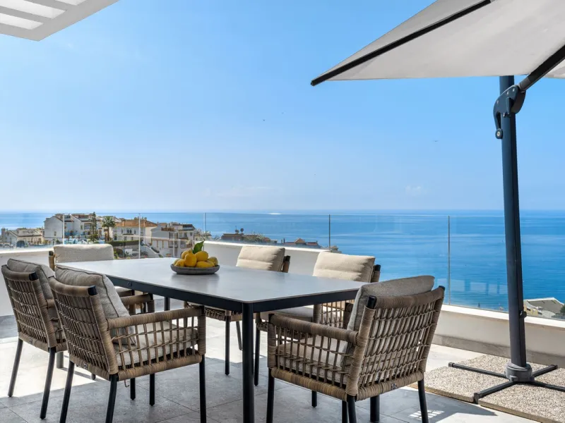 CORNER PENTHOUSE WITH PANORAMIC SEA VIEWS, PRIVATE ROOFTOP JACUZZI AND TOURIST LICENCE – BENALMÁDENA