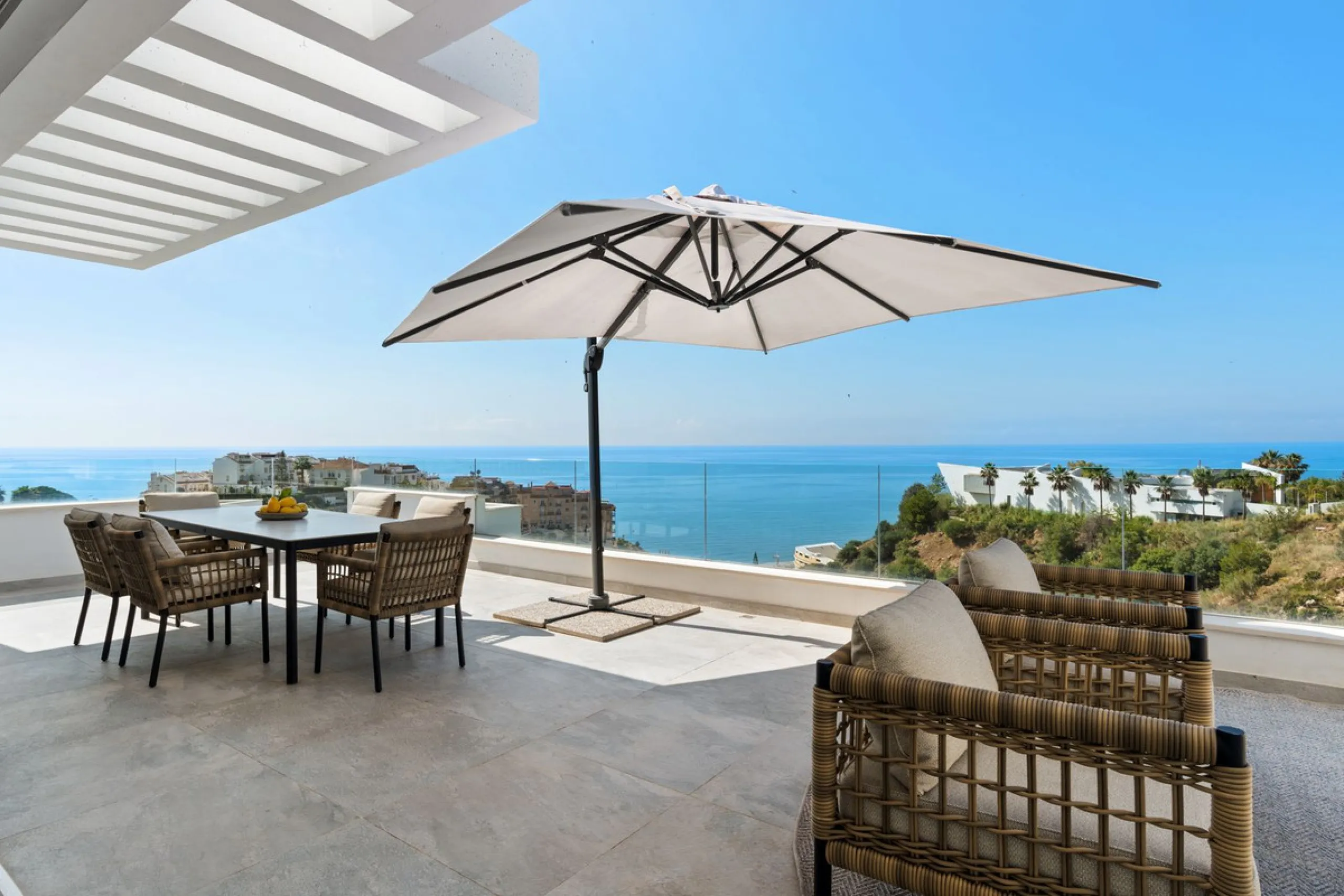 CORNER PENTHOUSE WITH PANORAMIC SEA VIEWS, PRIVATE ROOFTOP JACUZZI AND TOURIST LICENCE – BENALMÁDENA