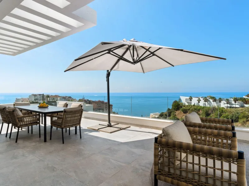 CORNER PENTHOUSE WITH PANORAMIC SEA VIEWS, PRIVATE ROOFTOP JACUZZI AND TOURIST LICENCE – BENALMÁDENA