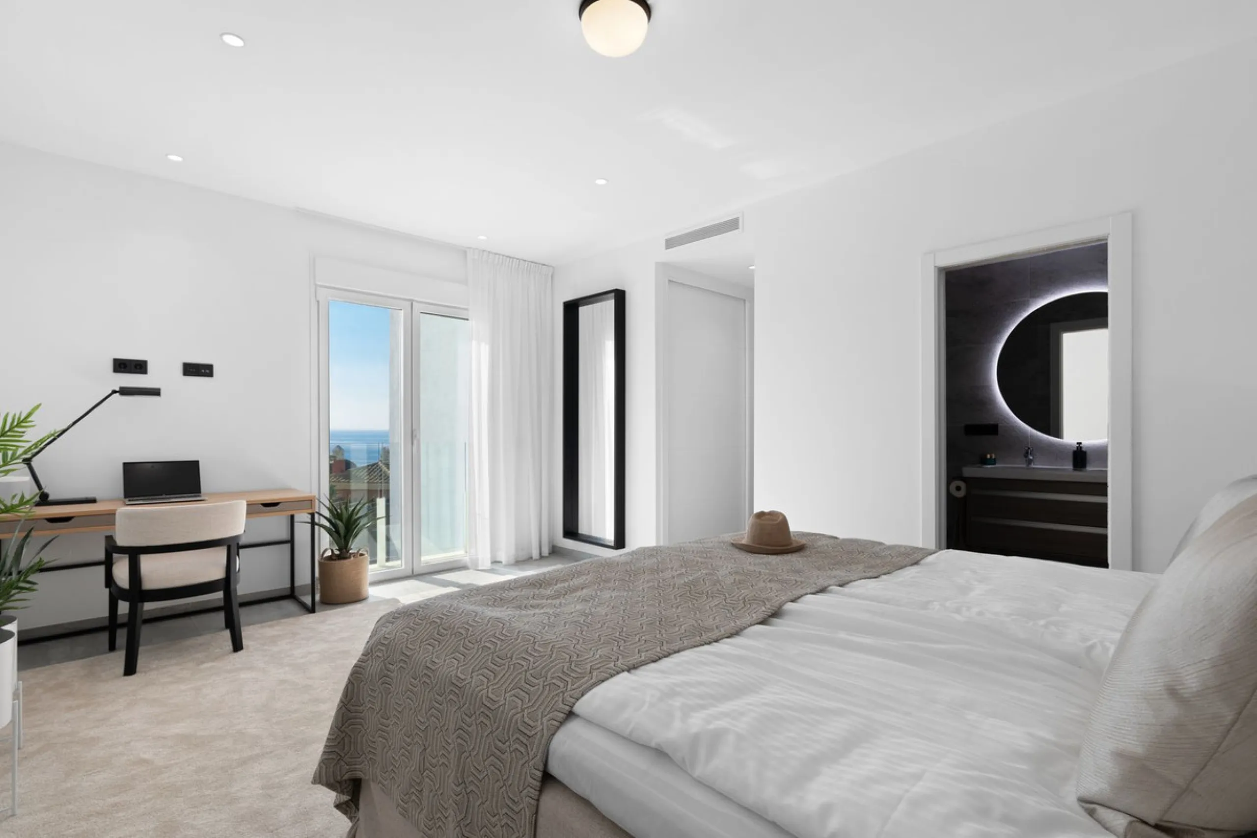 CORNER PENTHOUSE WITH PANORAMIC SEA VIEWS, PRIVATE ROOFTOP JACUZZI AND TOURIST LICENCE – BENALMÁDENA