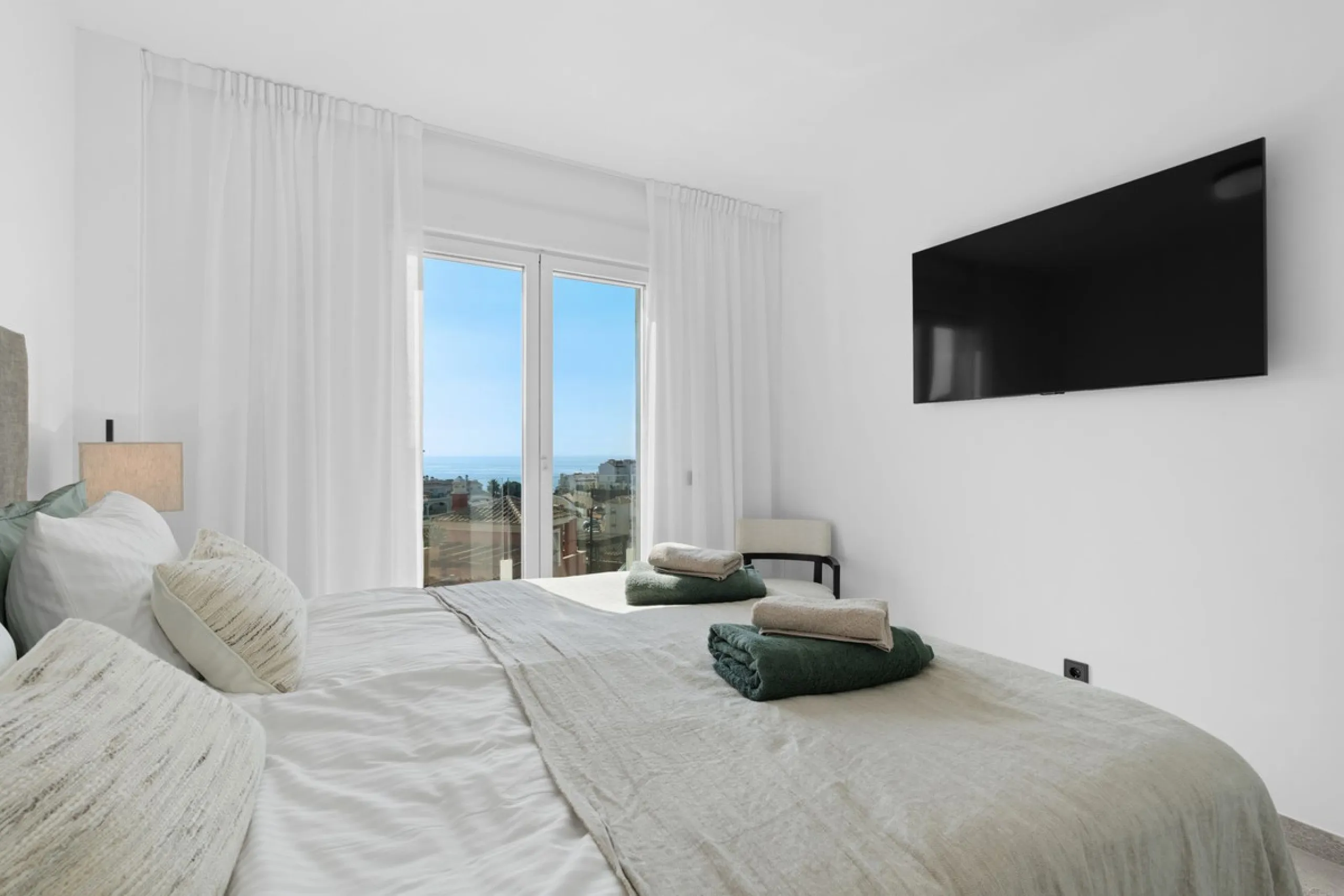 CORNER PENTHOUSE WITH PANORAMIC SEA VIEWS, PRIVATE ROOFTOP JACUZZI AND TOURIST LICENCE – BENALMÁDENA