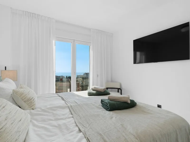 CORNER PENTHOUSE WITH PANORAMIC SEA VIEWS, PRIVATE ROOFTOP JACUZZI AND TOURIST LICENCE – BENALMÁDENA