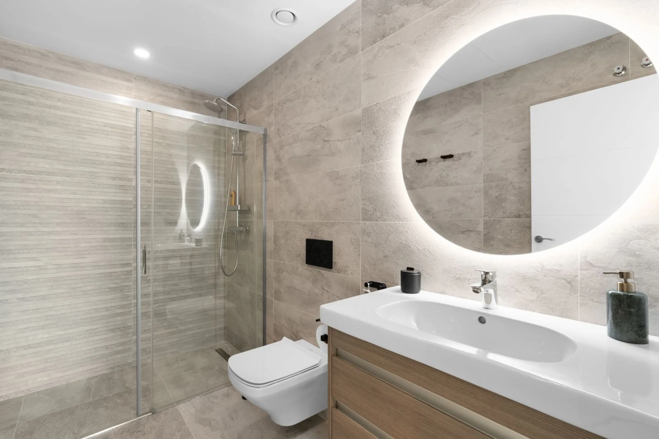 CORNER PENTHOUSE WITH PANORAMIC SEA VIEWS, PRIVATE ROOFTOP JACUZZI AND TOURIST LICENCE – BENALMÁDENA