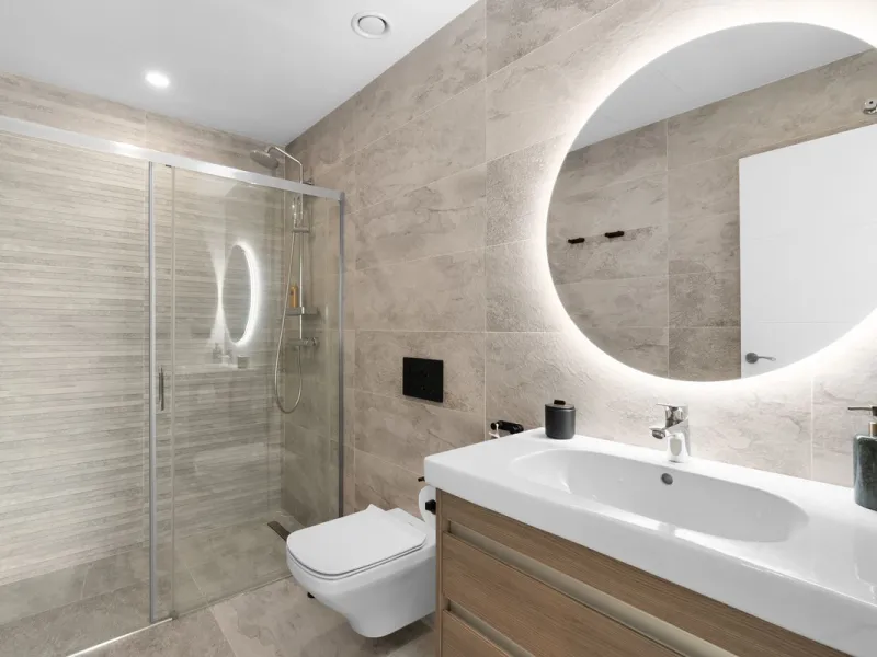 CORNER PENTHOUSE WITH PANORAMIC SEA VIEWS, PRIVATE ROOFTOP JACUZZI AND TOURIST LICENCE – BENALMÁDENA