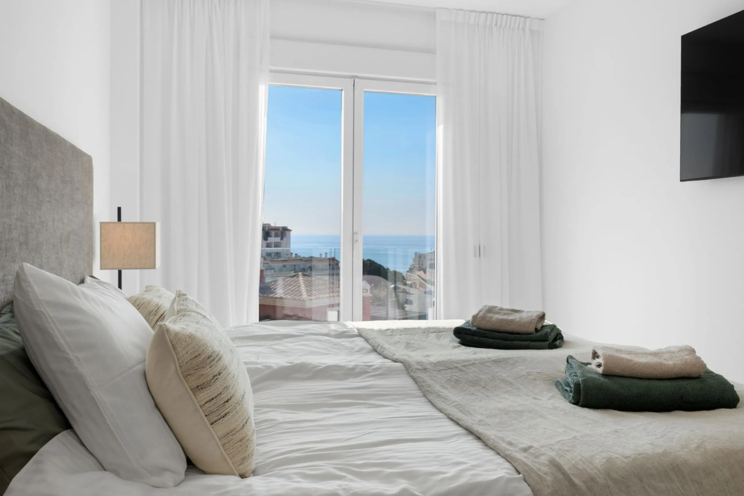 CORNER PENTHOUSE WITH PANORAMIC SEA VIEWS, PRIVATE ROOFTOP JACUZZI AND TOURIST LICENCE – BENALMÁDENA