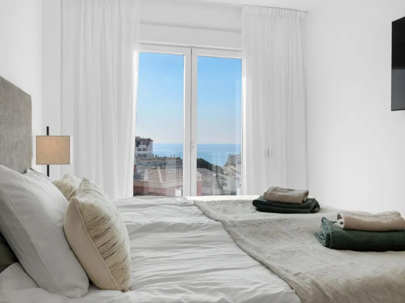 CORNER PENTHOUSE WITH PANORAMIC SEA VIEWS, PRIVATE ROOFTOP JACUZZI AND TOURIST LICENCE – BENALMÁDENA
