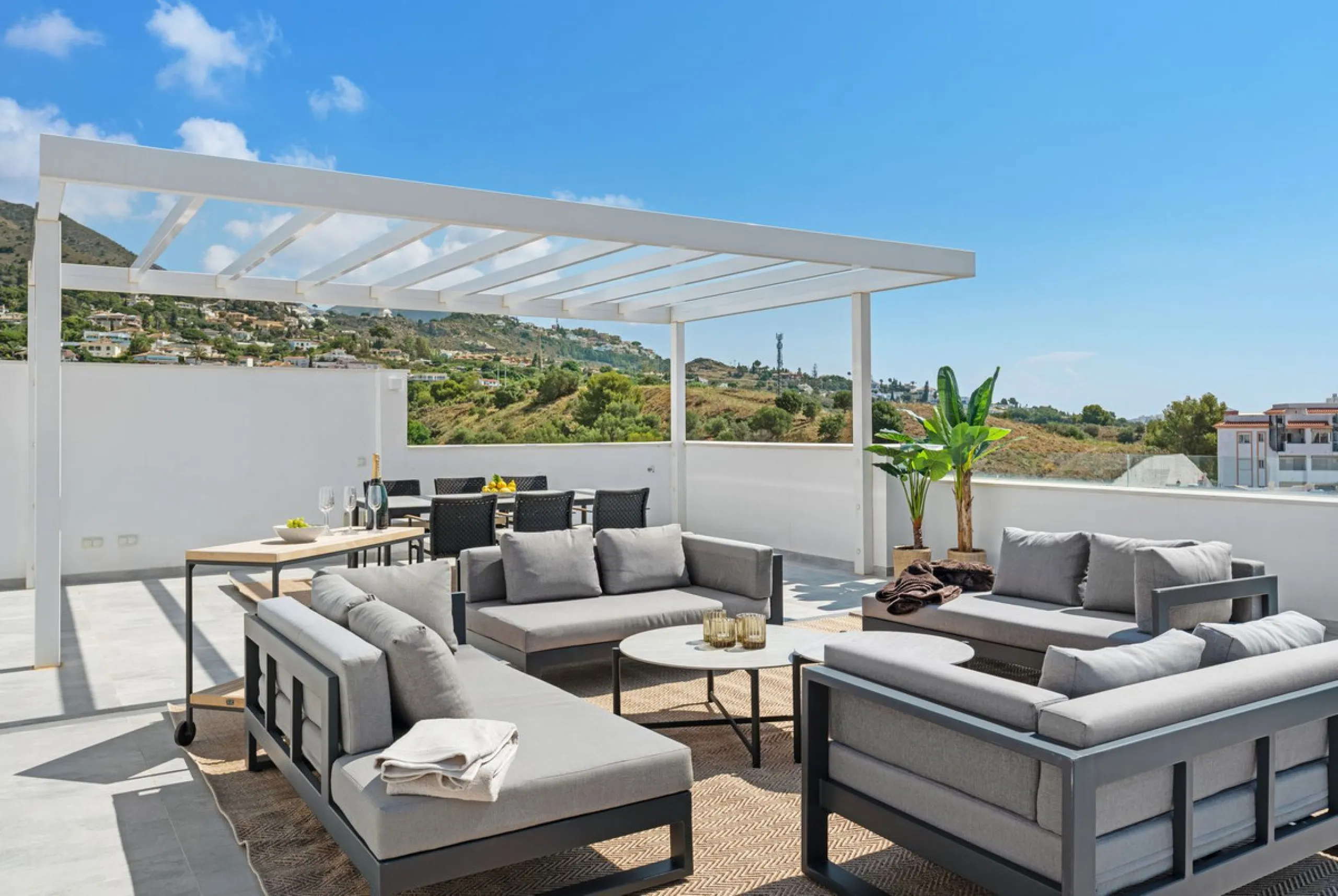 CORNER PENTHOUSE WITH PANORAMIC SEA VIEWS, PRIVATE ROOFTOP JACUZZI AND TOURIST LICENCE – BENALMÁDENA