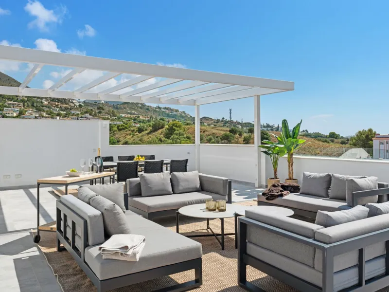 CORNER PENTHOUSE WITH PANORAMIC SEA VIEWS, PRIVATE ROOFTOP JACUZZI AND TOURIST LICENCE – BENALMÁDENA