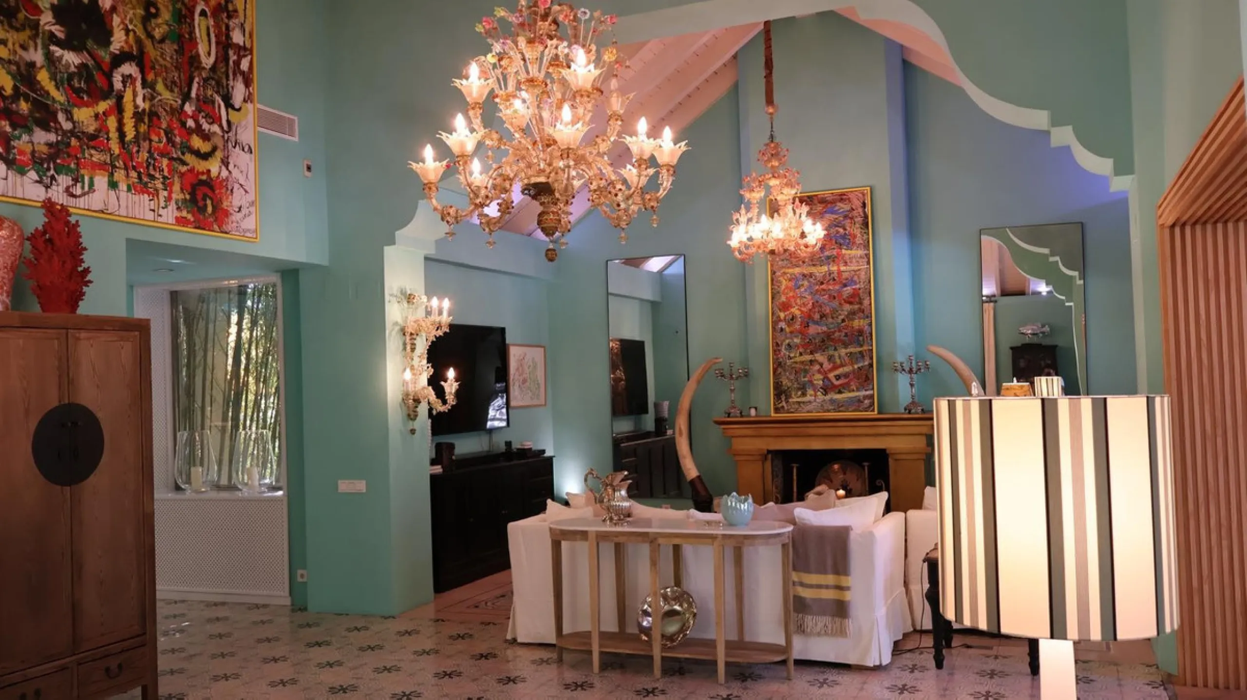 House - Detached Villa в продаже в Marbella, Málaga. В доме 5 спален и 6 ванных комнат. Площадь дома 587 м². Площадь участка 1018 м²