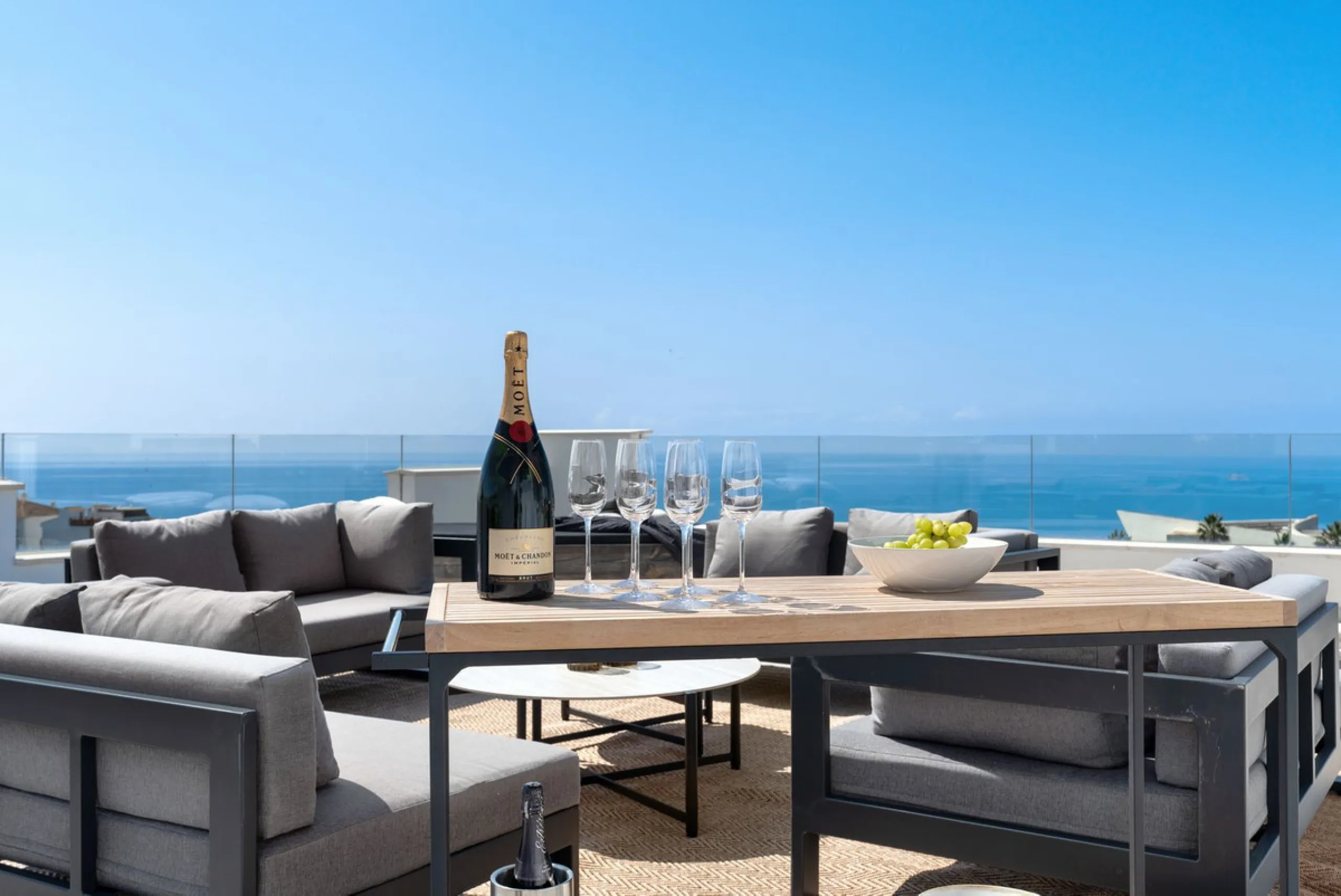 CORNER PENTHOUSE WITH PANORAMIC SEA VIEWS, PRIVATE ROOFTOP JACUZZI AND TOURIST LICENCE – BENALMÁDENA