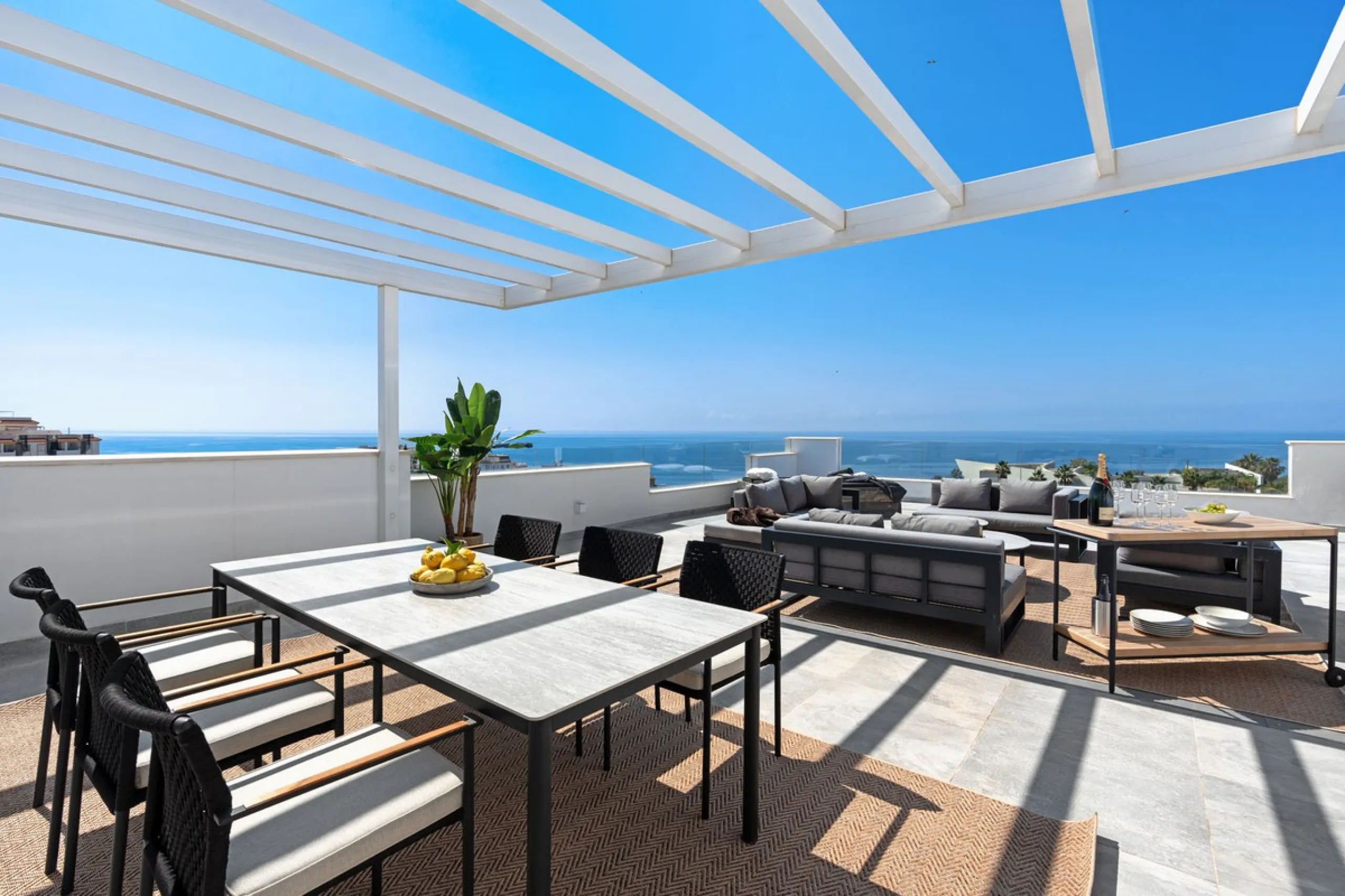 CORNER PENTHOUSE WITH PANORAMIC SEA VIEWS, PRIVATE ROOFTOP JACUZZI AND TOURIST LICENCE – BENALMÁDENA