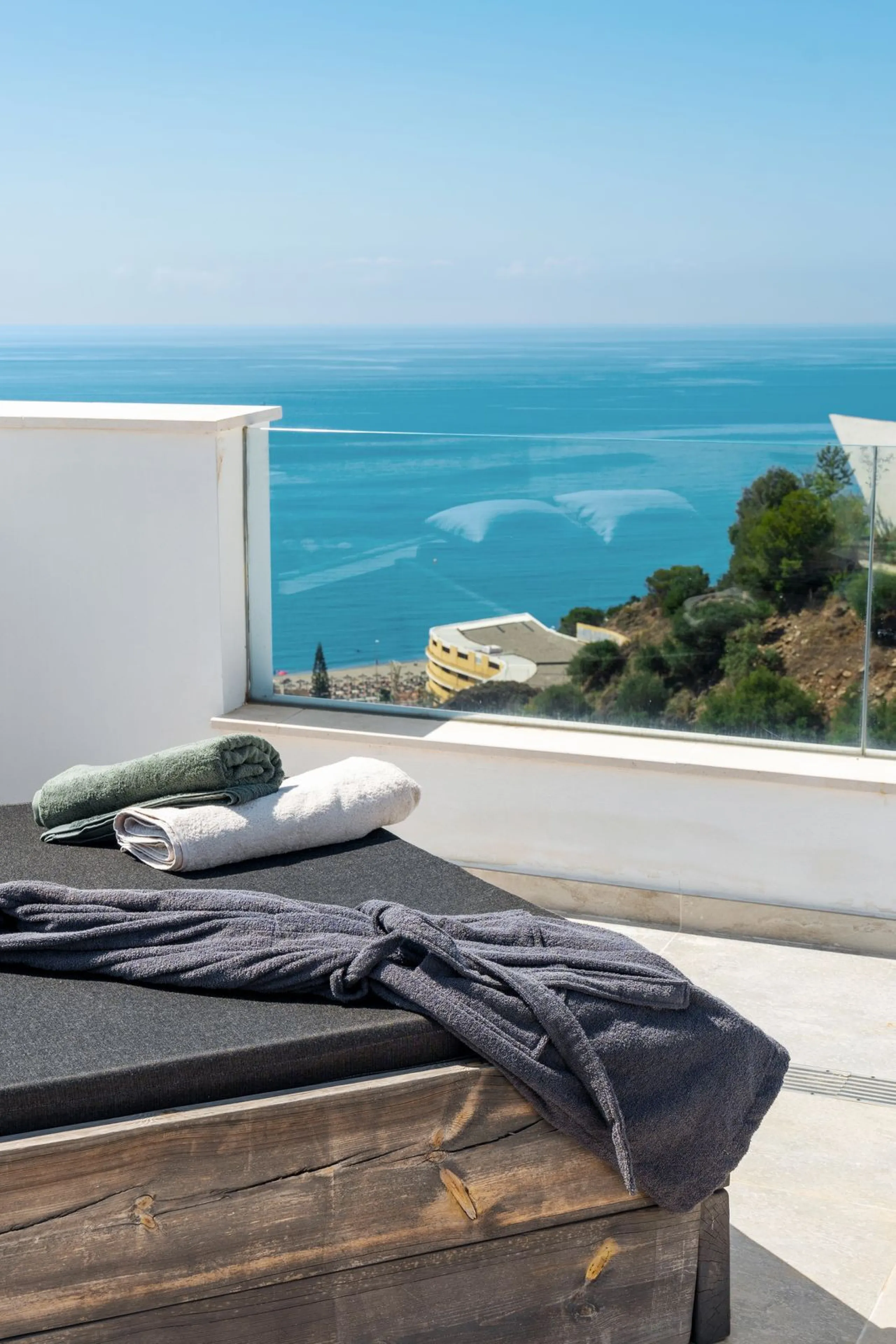 CORNER PENTHOUSE WITH PANORAMIC SEA VIEWS, PRIVATE ROOFTOP JACUZZI AND TOURIST LICENCE – BENALMÁDENA