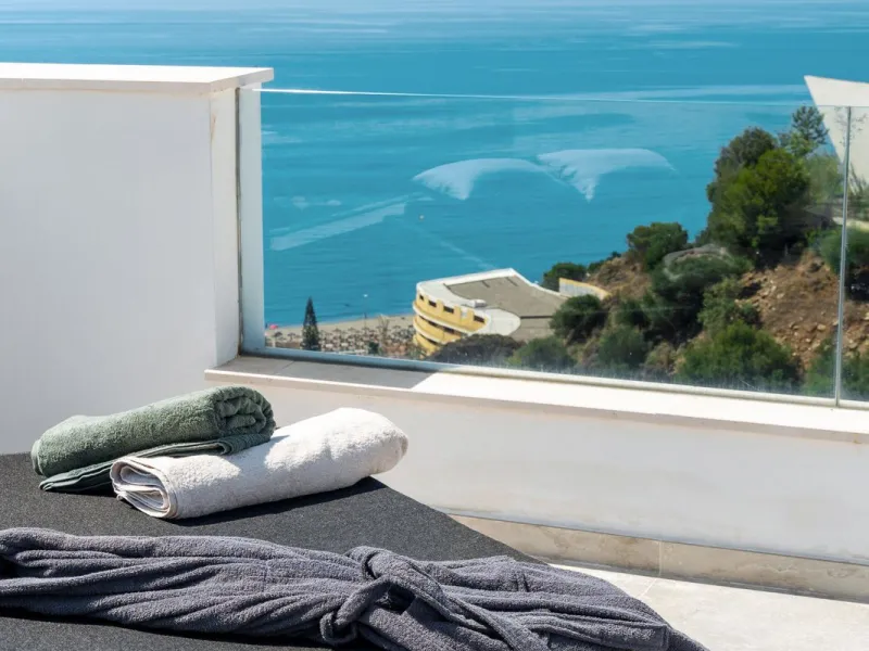 CORNER PENTHOUSE WITH PANORAMIC SEA VIEWS, PRIVATE ROOFTOP JACUZZI AND TOURIST LICENCE – BENALMÁDENA