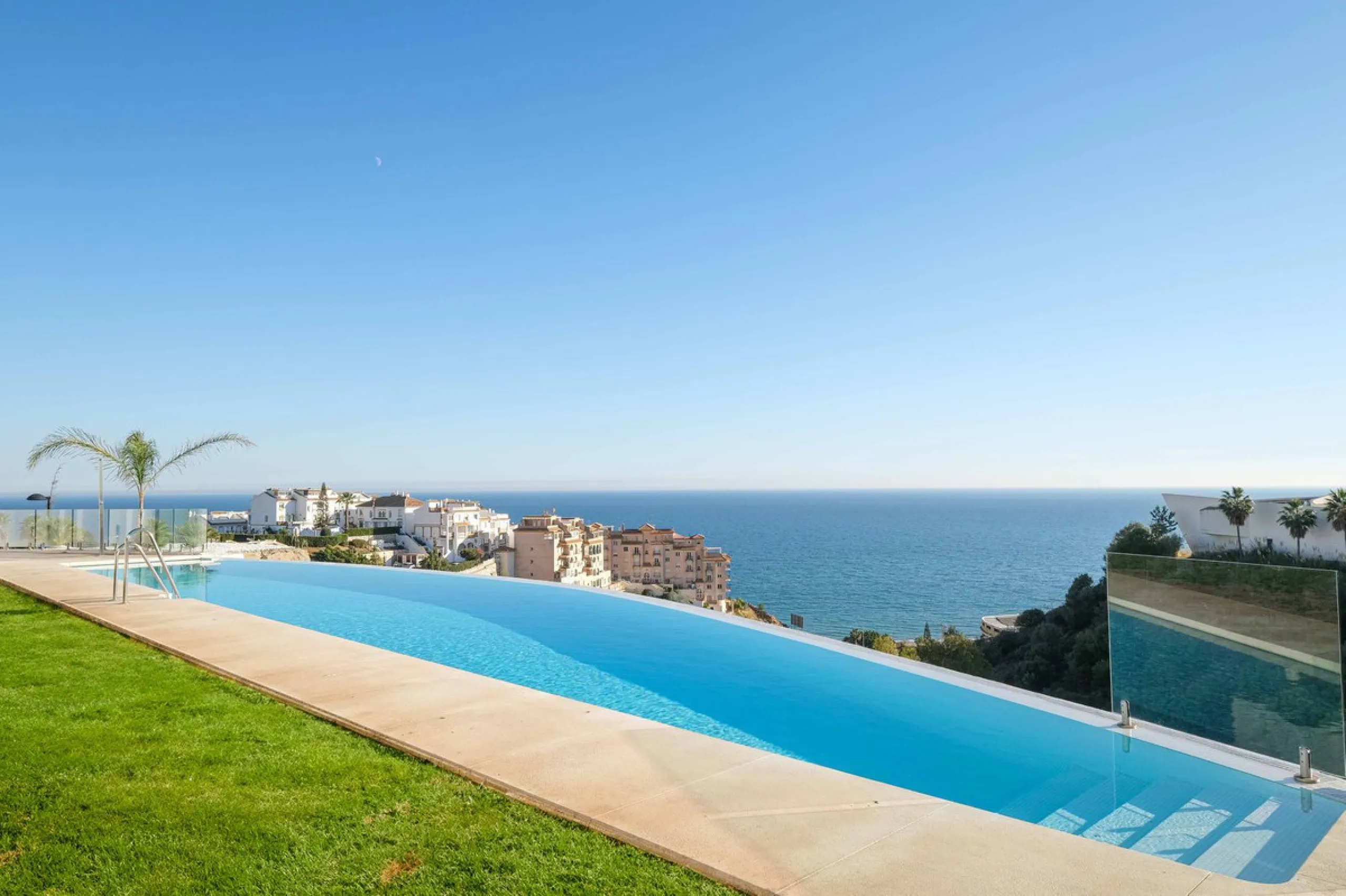 CORNER PENTHOUSE WITH PANORAMIC SEA VIEWS, PRIVATE ROOFTOP JACUZZI AND TOURIST LICENCE – BENALMÁDENA