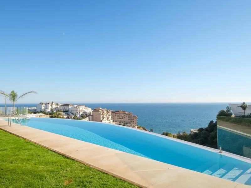 CORNER PENTHOUSE WITH PANORAMIC SEA VIEWS, PRIVATE ROOFTOP JACUZZI AND TOURIST LICENCE – BENALMÁDENA