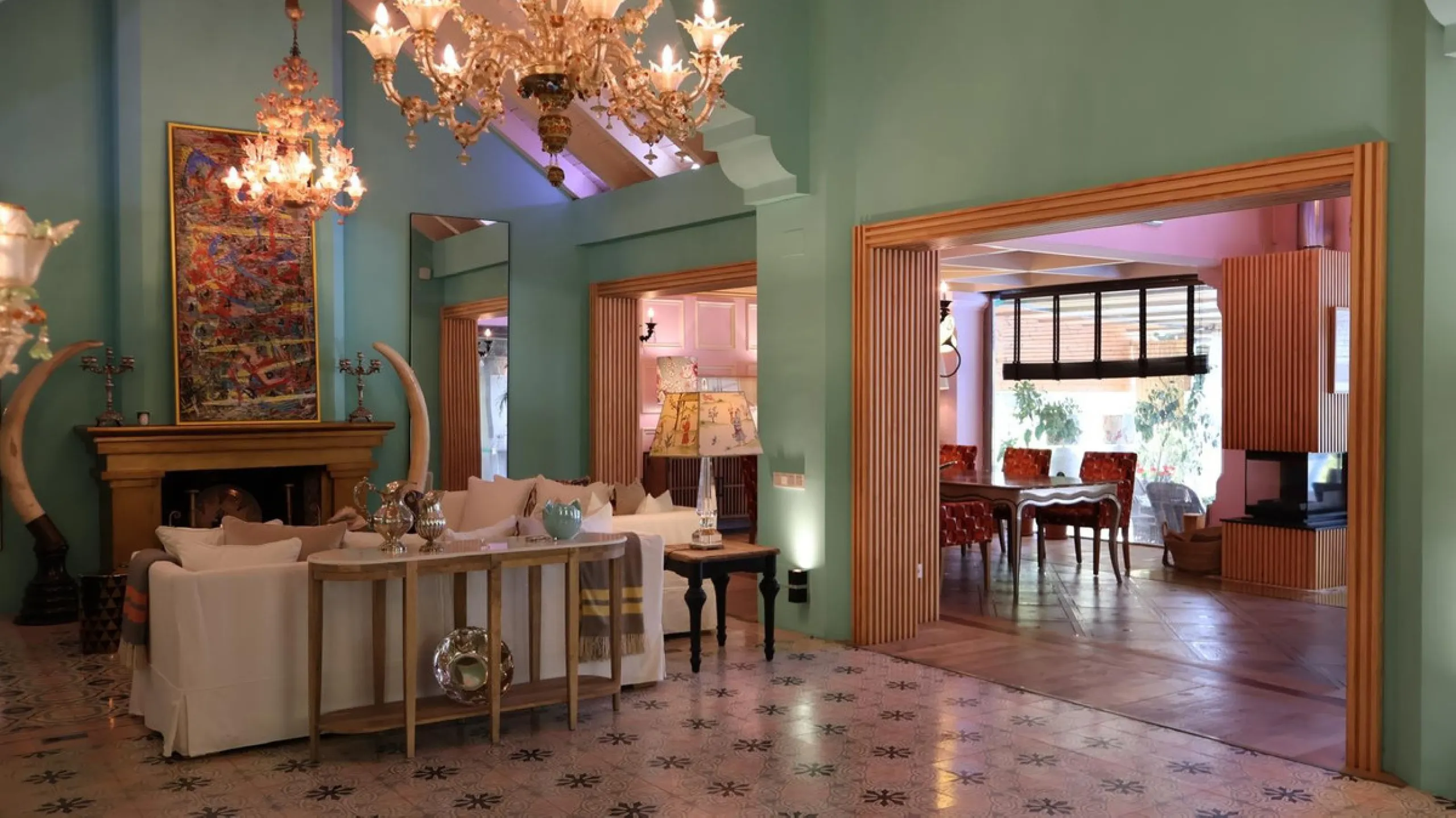 House - Detached Villa в продаже в Marbella, Málaga. В доме 5 спален и 6 ванных комнат. Площадь дома 587 м². Площадь участка 1018 м²