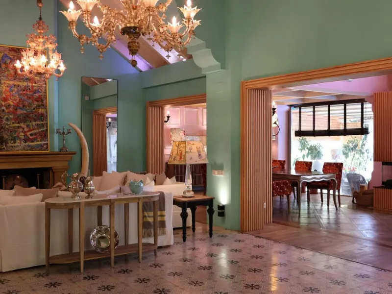 House - Detached Villa в продаже в Marbella, Málaga. В доме 5 спален и 6 ванных комнат. Площадь дома 587 м². Площадь участка 1018 м²