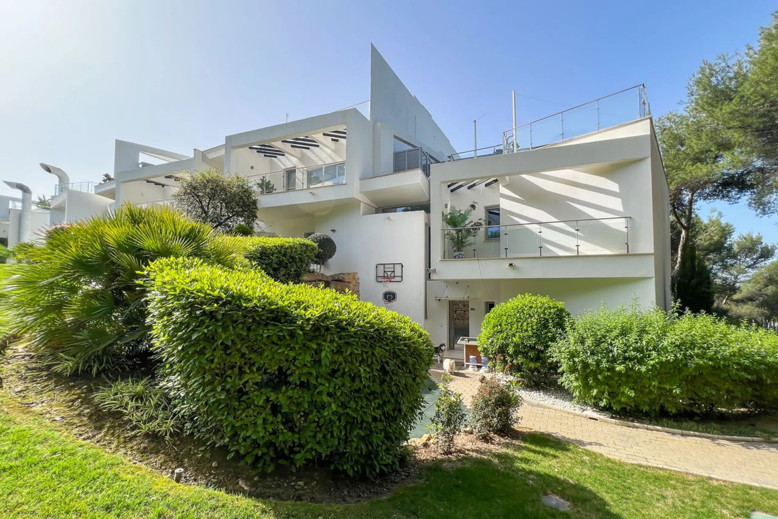 This luxurious modern house for sale in the heart of the Sierra Blanca is set in the most exclusive residential complex, Meisho Hills, built on a plot of 33.500m2 in 2012. The complex has a total of 58 semi-detached villas, including this unique corner vi