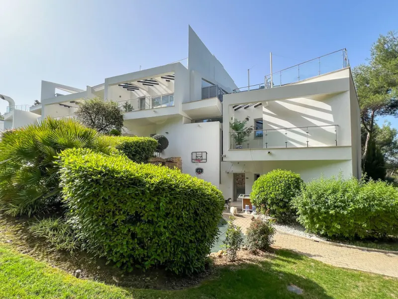 This luxurious modern house for sale in the heart of the Sierra Blanca is set in the most exclusive residential complex, Meisho Hills, built on a plot of 33.500m2 in 2012. The complex has a total of 58 semi-detached villas, including this unique corner vi